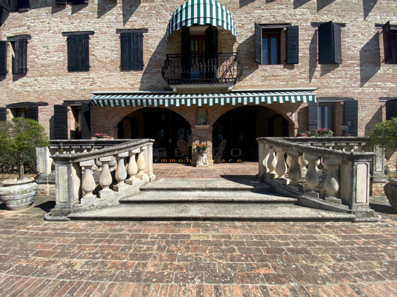 (Per INFO Mara 3481536890) Nelle campagne del trevigiano, a Motta di Livenza, immersa in un parco...