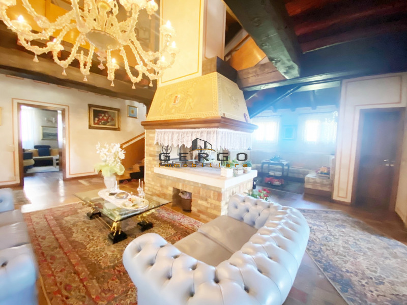 (Per INFO Mara 3481536890) Nelle campagne del trevigiano, a Motta di Livenza, immersa in un parco...