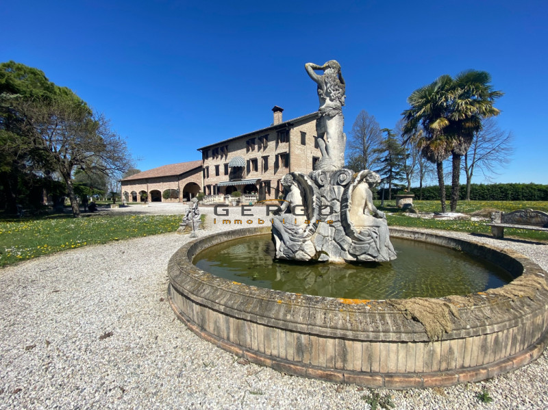 (Per INFO Mara 3481536890) Nelle campagne del trevigiano, a Motta di Livenza, immersa in un parco...