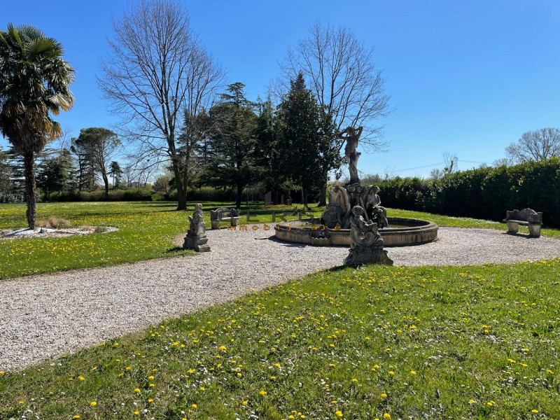 (Per INFO Mara 3481536890) Nelle campagne del trevigiano, a Motta di Livenza, immersa in un parco...