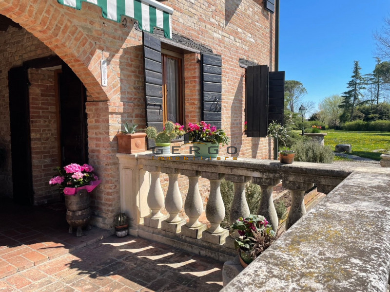 (Per INFO Mara 3481536890) Nelle campagne del trevigiano, a Motta di Livenza, immersa in un parco...