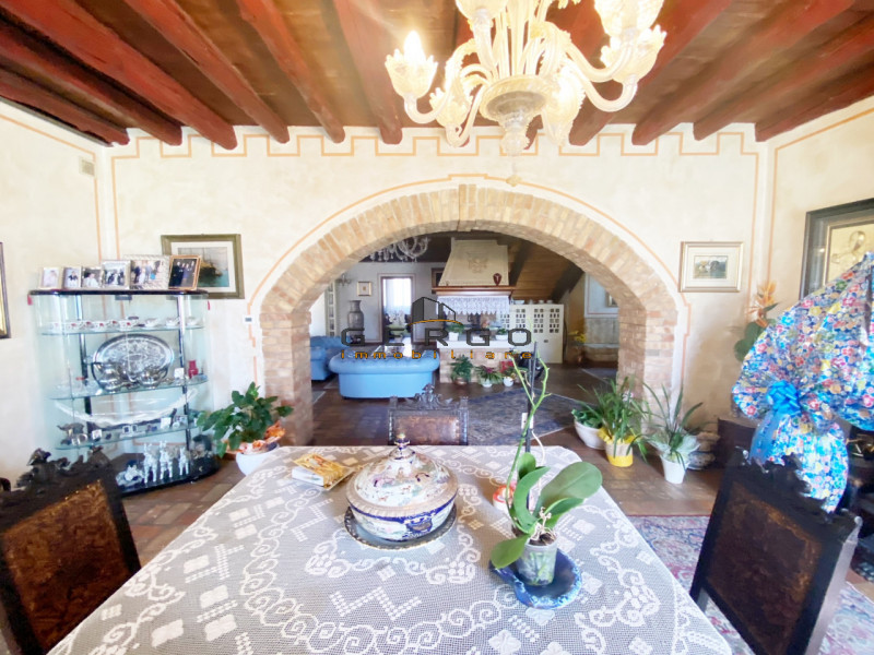 (Per INFO Mara 3481536890) Nelle campagne del trevigiano, a Motta di Livenza, immersa in un parco...