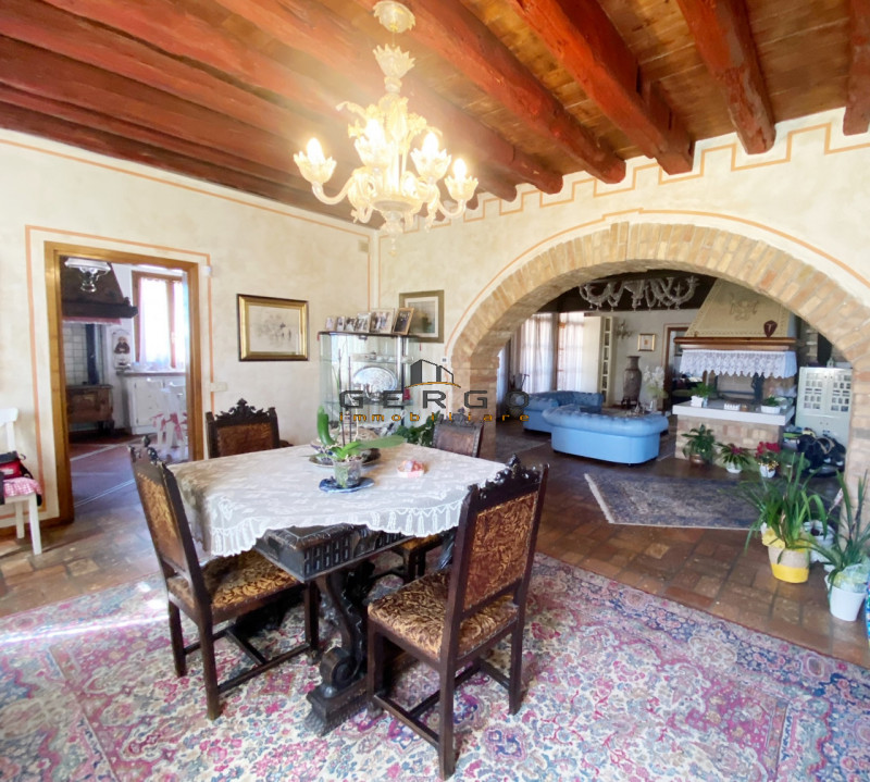 (Per INFO Mara 3481536890) Nelle campagne del trevigiano, a Motta di Livenza, immersa in un parco...