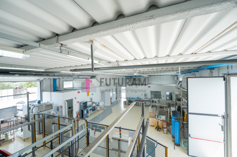 RIF. 411MIC- Per info 3473209826 - In zona artigianale a Piazzola sul Brenta proponiamo in vendit...