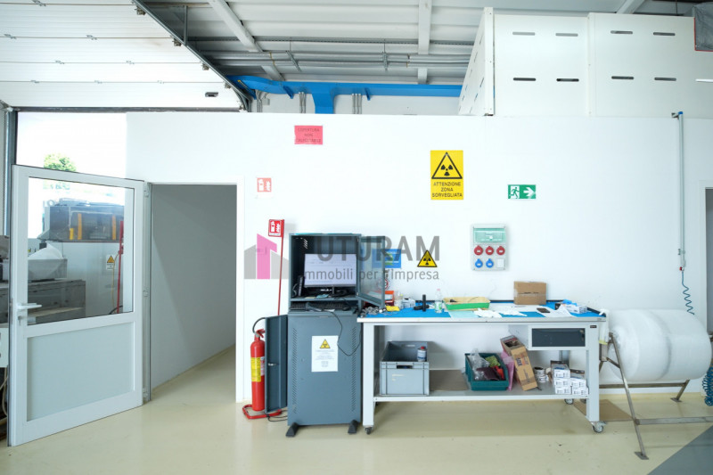 RIF. 411MIC- Per info 3473209826 - In zona artigianale a Piazzola sul Brenta proponiamo in vendit...