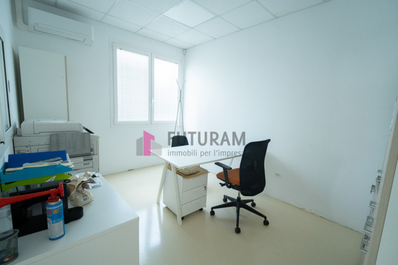RIF. 411MIC- Per info 3473209826 - In zona artigianale a Piazzola sul Brenta proponiamo in vendit...