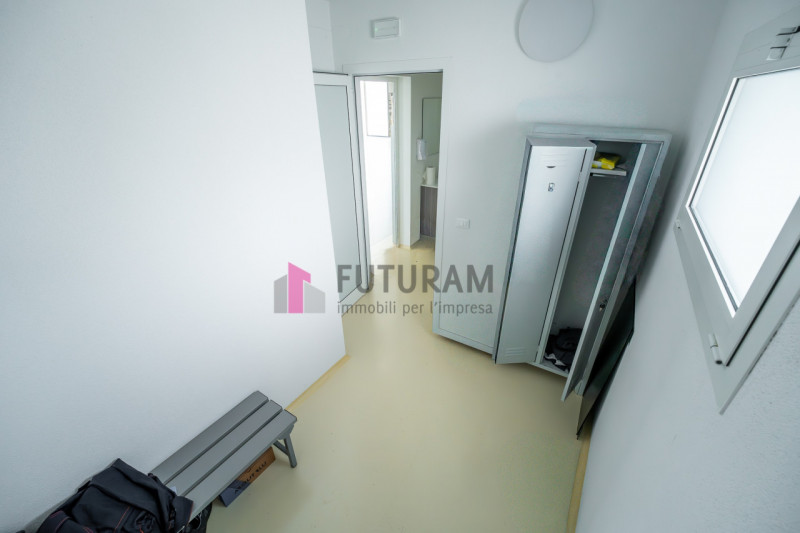 RIF. 411MIC- Per info 3473209826 - In zona artigianale a Piazzola sul Brenta proponiamo in vendit...