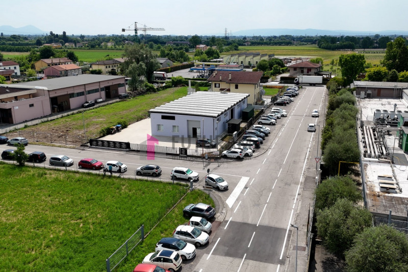 RIF. 411MIC- Per info 3473209826 - In zona artigianale a Piazzola sul Brenta proponiamo in vendit...