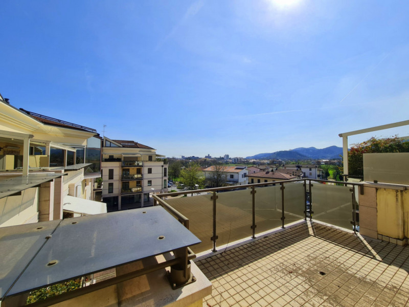 Scopri un attico esclusivo nel cuore di Montegrotto Terme, situato in Corso Delle Terme e disponi...