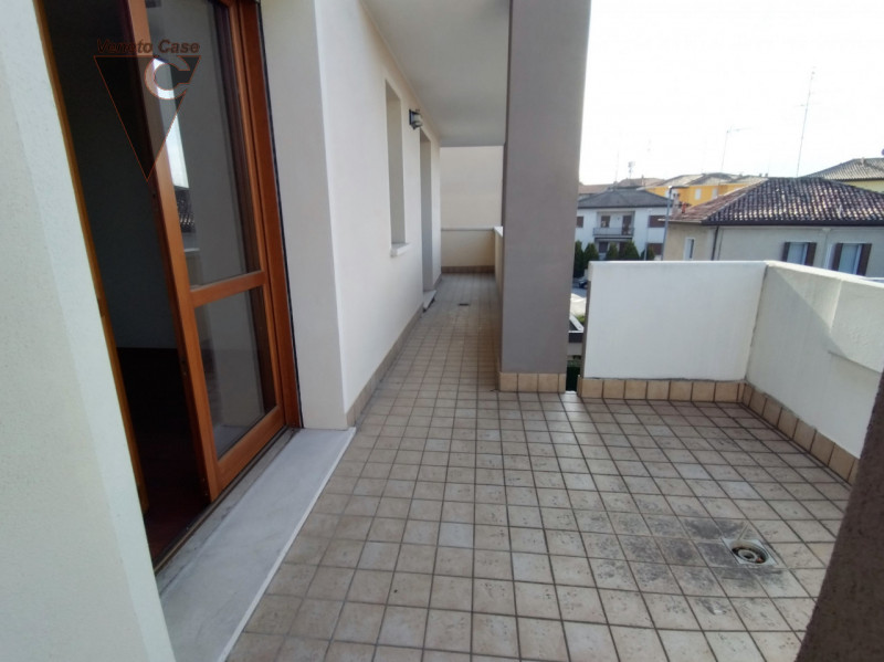 Proponiamo appartamento distribuito su due livelli al secondo ed ultimo in un contesto residenzia...