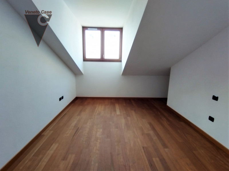 Proponiamo appartamento distribuito su due livelli al secondo ed ultimo in un contesto residenzia...