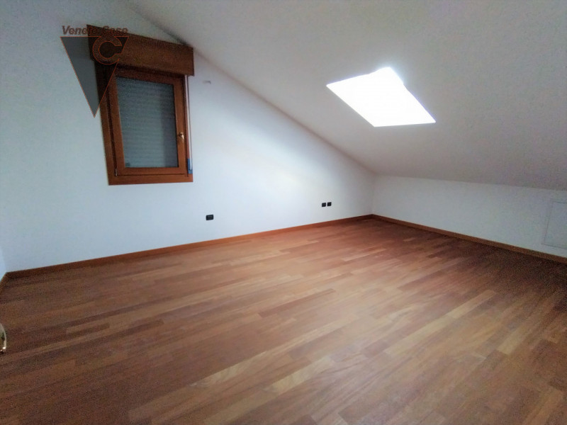 Proponiamo appartamento distribuito su due livelli al secondo ed ultimo in un contesto residenzia...