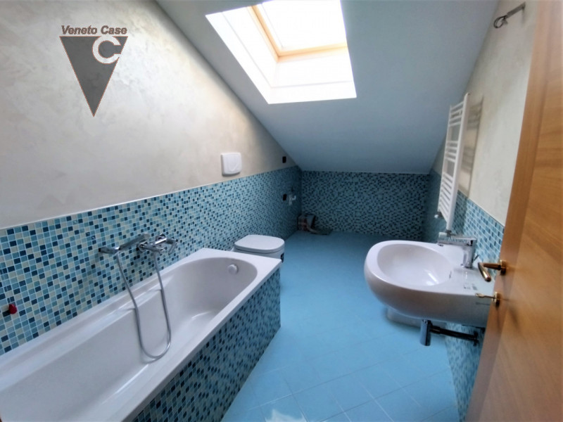 Proponiamo appartamento distribuito su due livelli al secondo ed ultimo in un contesto residenzia...