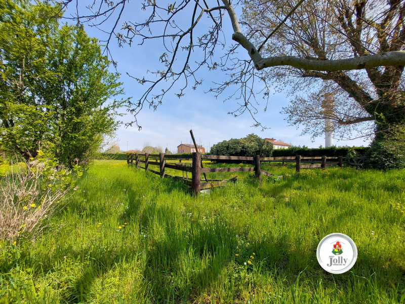 Info prestazione energetica
Classe G EPgl,nren 267,98 Kwh/m2anno
EPgl,ren 8,77 Kwh/m2anno :-( :-)...