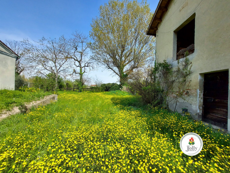 Info prestazione energetica
Classe G EPgl,nren 267,98 Kwh/m2anno
EPgl,ren 8,77 Kwh/m2anno :-( :-)...