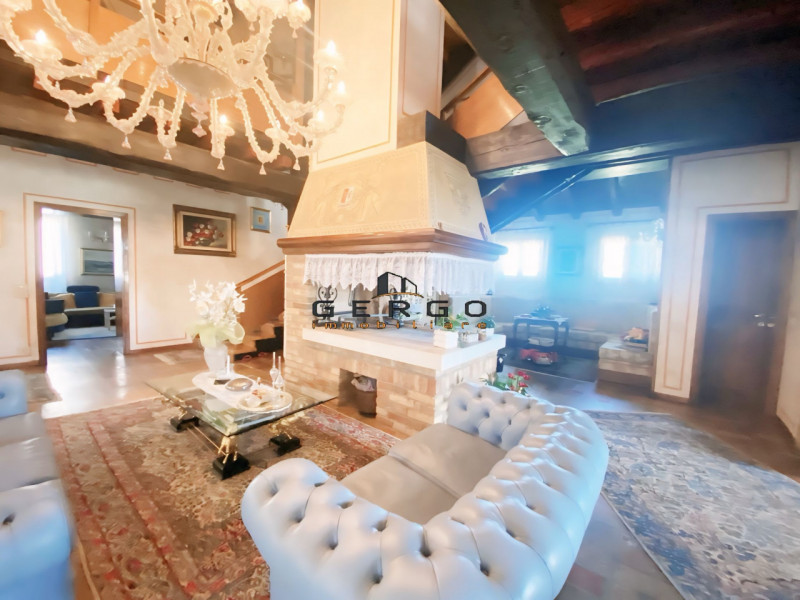 (Per INFO Mara 3481536890) Nelle campagne del trevigiano, a Motta di Livenza, immersa su un parco...