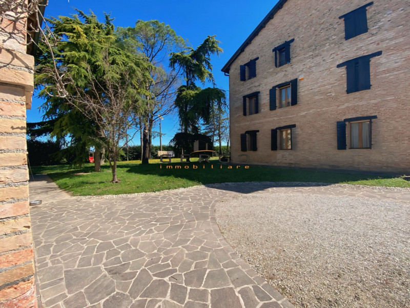 (Per INFO Mara 3481536890) Nelle campagne del trevigiano, a Motta di Livenza, immersa su un parco...