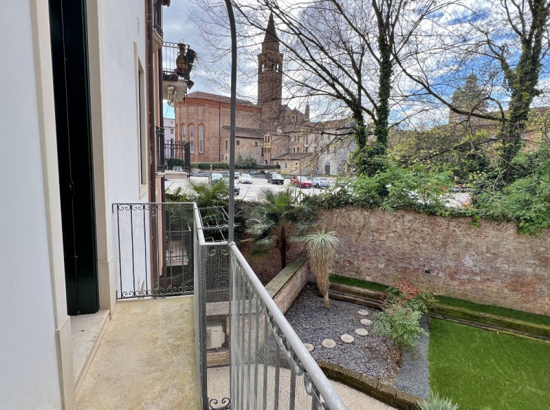 DELIZIOSO MIDI COMPLETAMENTE ARREDATO NEL CUORE DI VICENZA, A POCHI PASSI DAL TEATRO OLIMPICO - R...