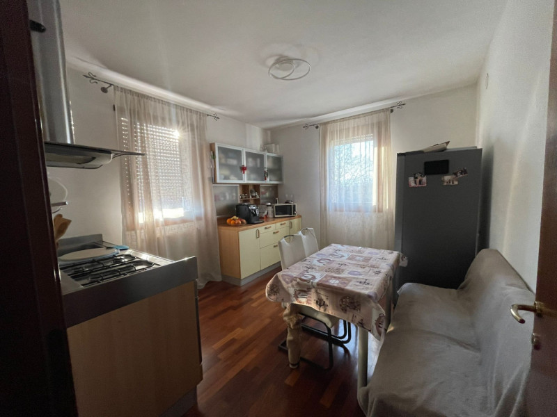 Proponiamo in vendita attico su due livelli a 500 mt dal centro di Castelfranco Veneto. L'immobil...