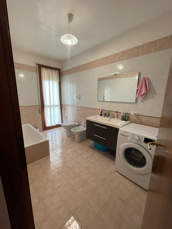 Proponiamo in vendita attico su due livelli a 500 mt dal centro di Castelfranco Veneto. L'immobil...