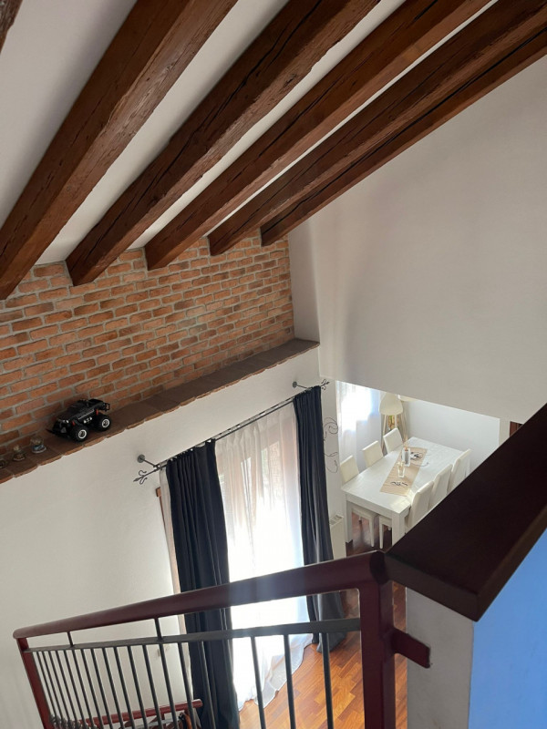 Proponiamo in vendita attico su due livelli a 500 mt dal centro di Castelfranco Veneto. L'immobil...