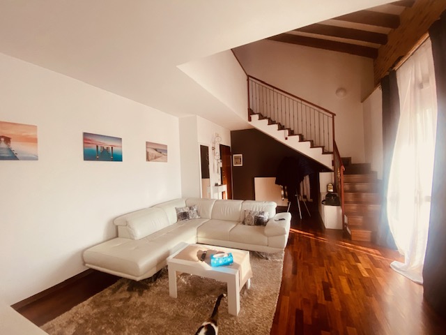 Proponiamo in vendita attico su due livelli a 500 mt dal centro di Castelfranco Veneto. L'immobil...