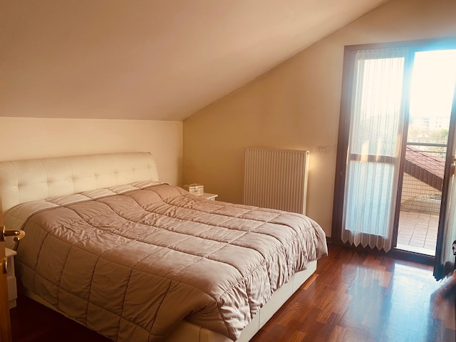 Proponiamo in vendita attico su due livelli a 500 mt dal centro di Castelfranco Veneto. L'immobil...