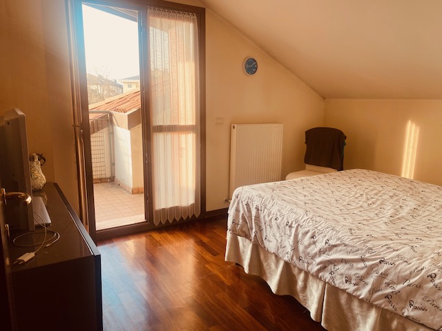 Proponiamo in vendita attico su due livelli a 500 mt dal centro di Castelfranco Veneto. L'immobil...