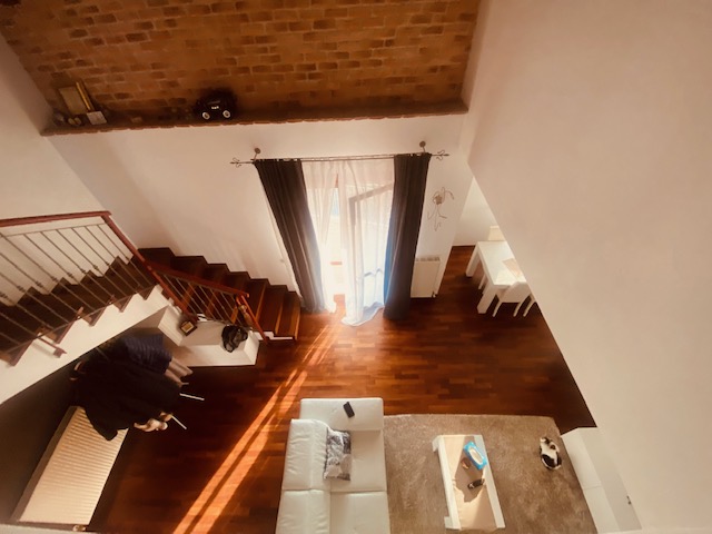 Proponiamo in vendita attico su due livelli a 500 mt dal centro di Castelfranco Veneto. L'immobil...