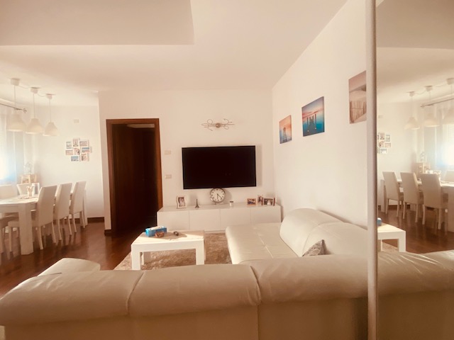 Proponiamo in vendita attico su due livelli a 500 mt dal centro di Castelfranco Veneto. L'immobil...