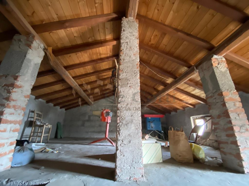 In posizione collinare, immersa nel verde proponiamo abitazione singola da ristrutturare con anne...