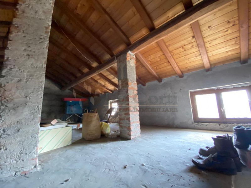 In posizione collinare, immersa nel verde proponiamo abitazione singola da ristrutturare con anne...