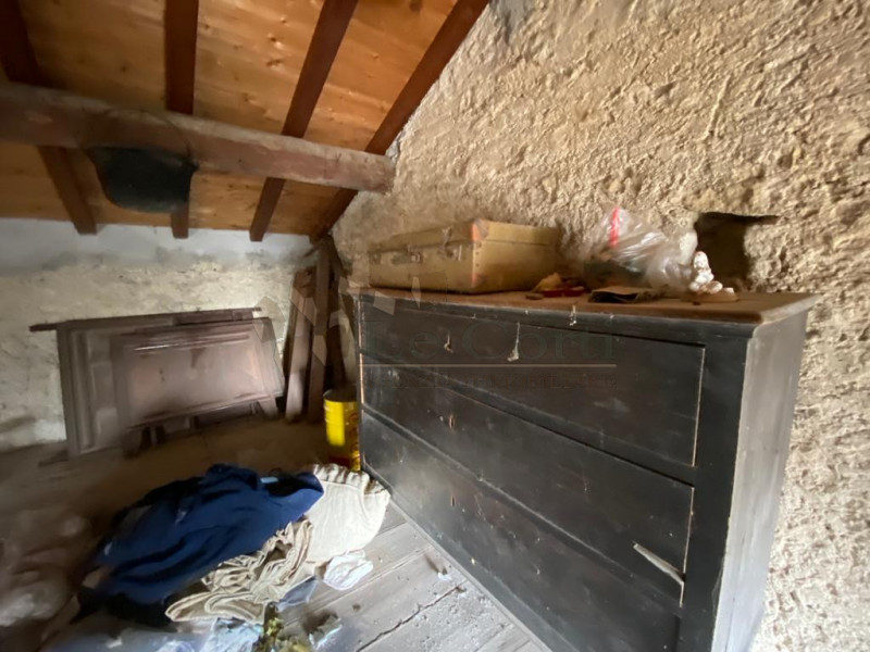 In posizione collinare, immersa nel verde proponiamo abitazione singola da ristrutturare con anne...