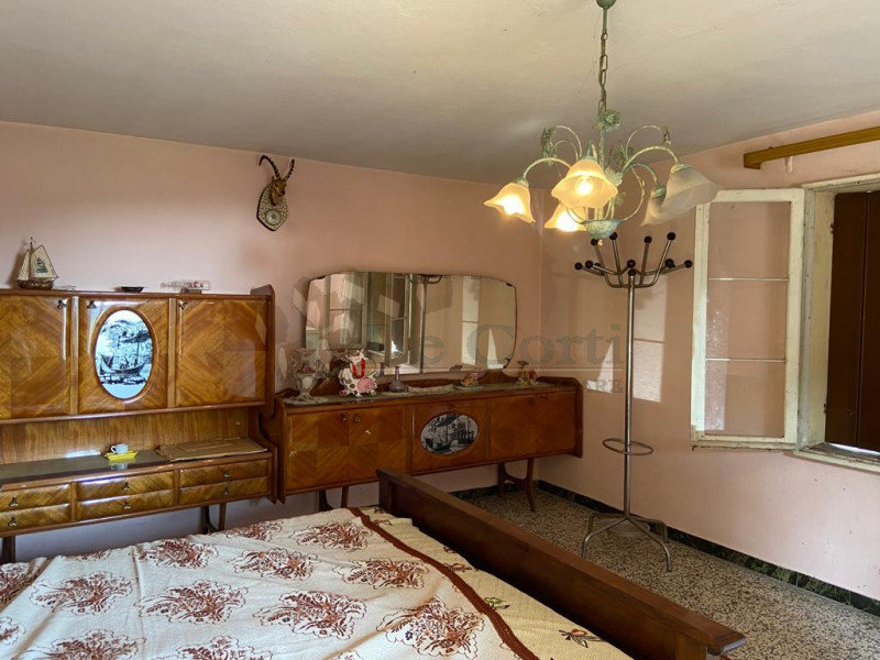 In posizione collinare, immersa nel verde proponiamo abitazione singola da ristrutturare con anne...