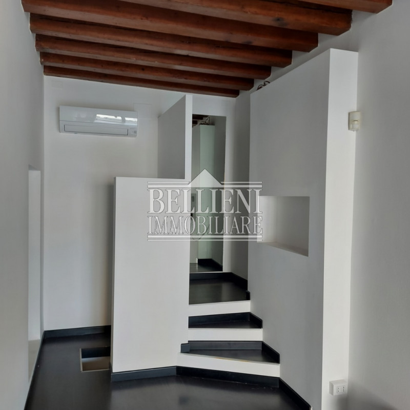 PIAZZA DEI SIGNORI - Con affaccio sulla principale piazza della città, proponiamo signorile negoz...