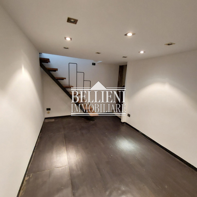 PIAZZA DEI SIGNORI - Con affaccio sulla principale piazza della città, proponiamo signorile negoz...