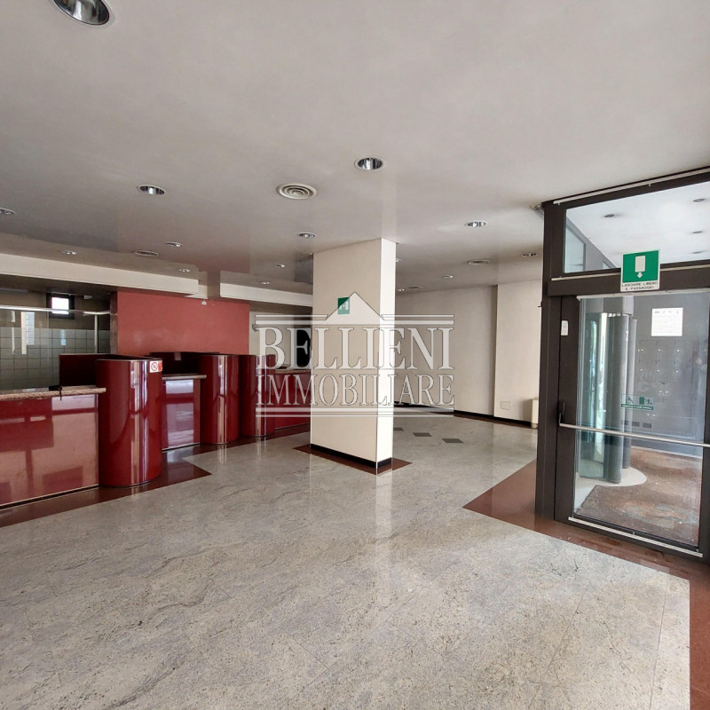 CORSO PADOVA - In posizione strategica e di grande passaggio, proponiamo elegante ufficio dispost...