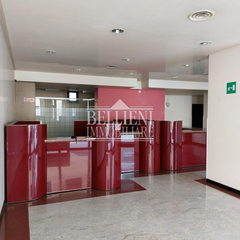 CORSO PADOVA - In posizione strategica e di grande passaggio, proponiamo elegante ufficio dispost...