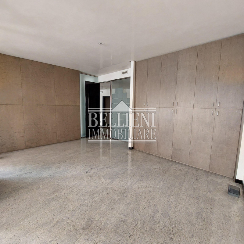 CORSO PADOVA - In posizione strategica e di grande passaggio, proponiamo elegante ufficio dispost...