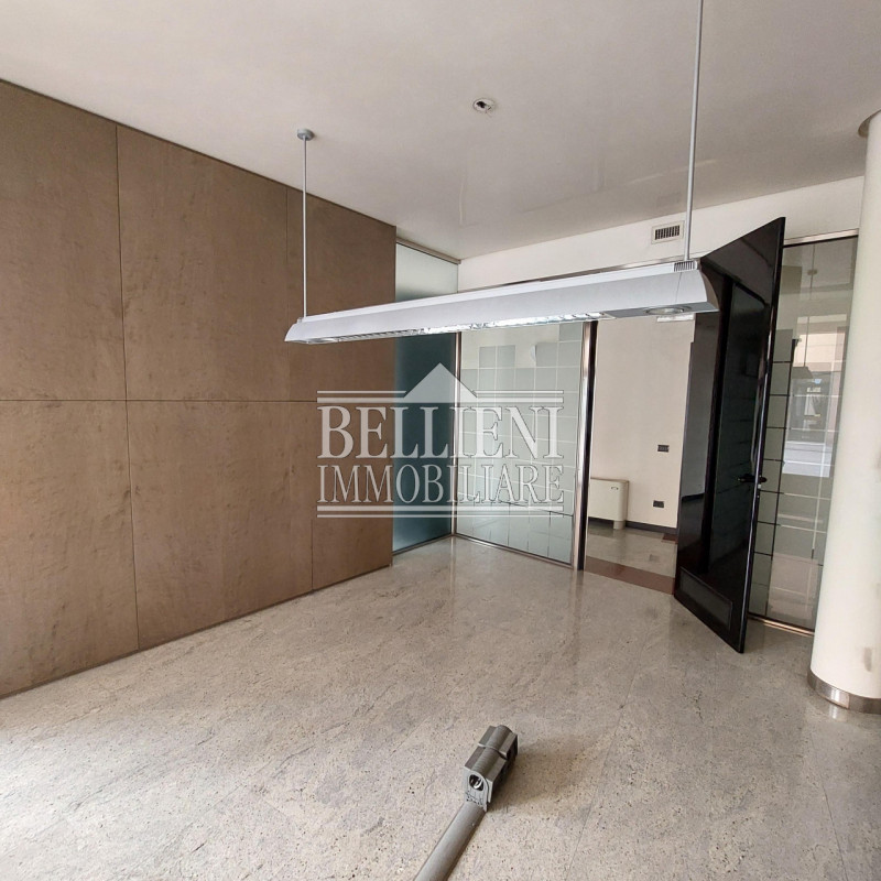 CORSO PADOVA - In posizione strategica e di grande passaggio, proponiamo elegante ufficio dispost...