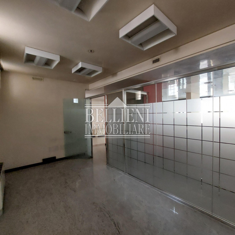 CORSO PADOVA - In posizione strategica e di grande passaggio, proponiamo elegante ufficio dispost...