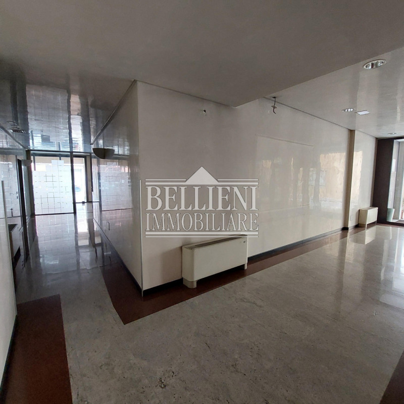 CORSO PADOVA - In posizione strategica e di grande passaggio, proponiamo elegante ufficio dispost...