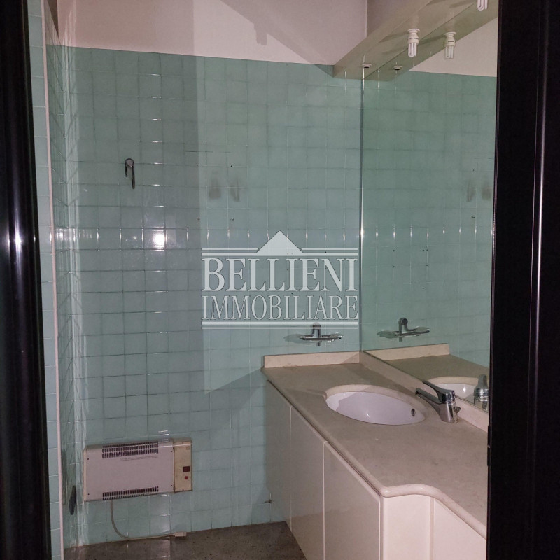 CORSO PADOVA - In posizione strategica e di grande passaggio, proponiamo elegante ufficio dispost...