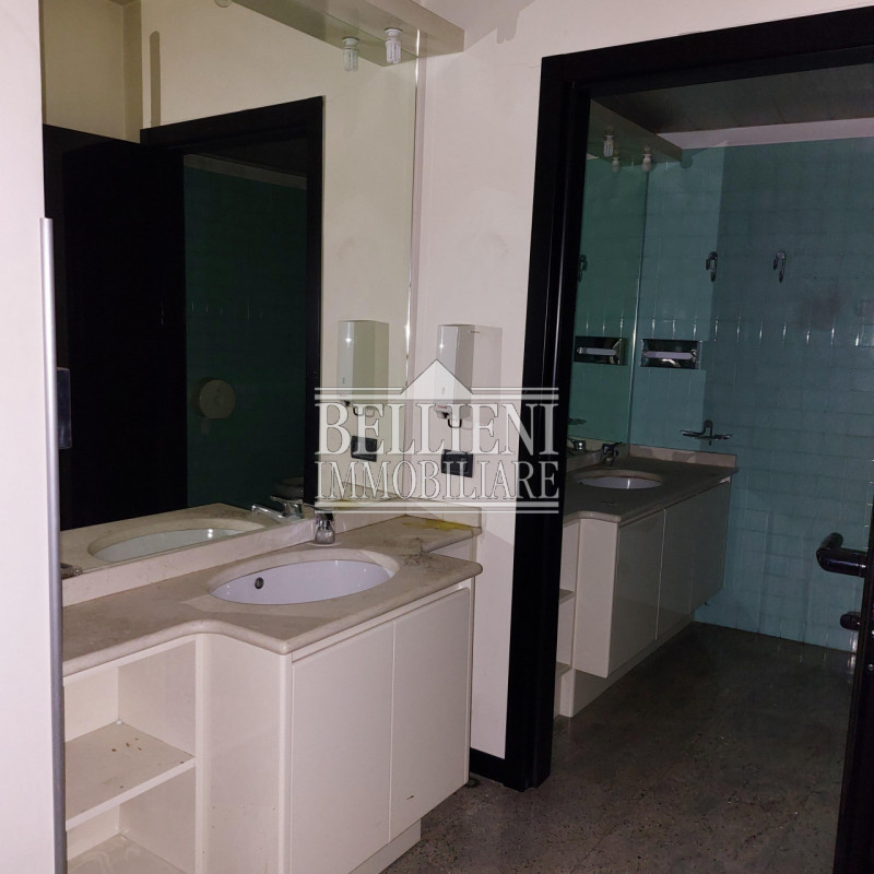 CORSO PADOVA - In posizione strategica e di grande passaggio, proponiamo elegante ufficio dispost...