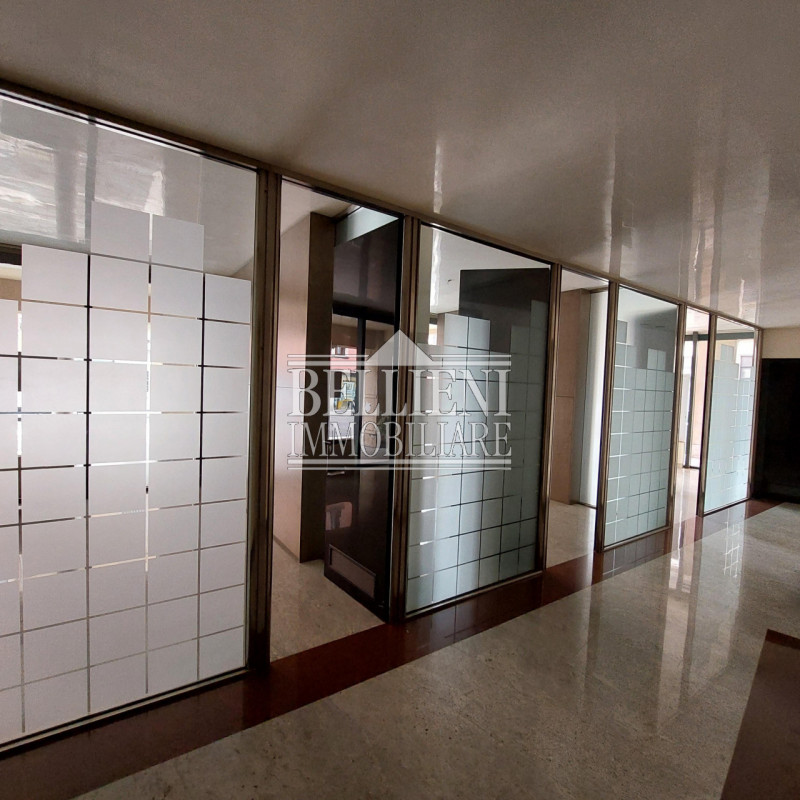 CORSO PADOVA - In posizione strategica e di grande passaggio, proponiamo elegante ufficio dispost...