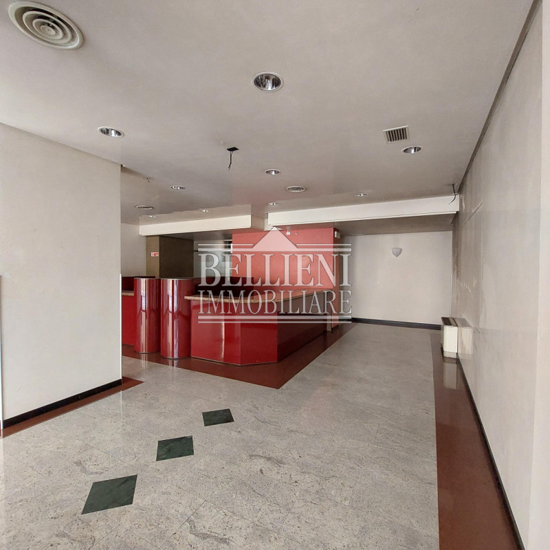 CORSO PADOVA - In posizione strategica e di grande passaggio, proponiamo elegante ufficio dispost...