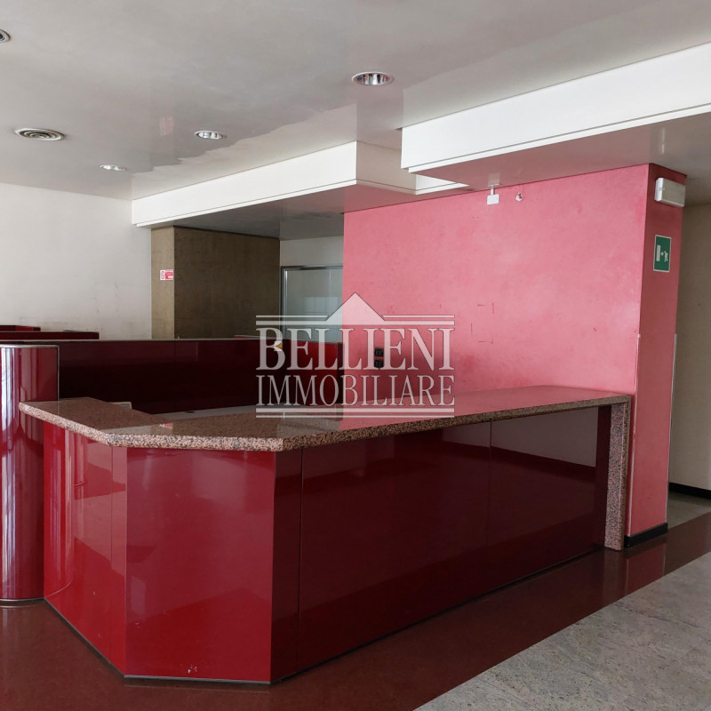 CORSO PADOVA - In posizione strategica e di grande passaggio, proponiamo elegante ufficio dispost...