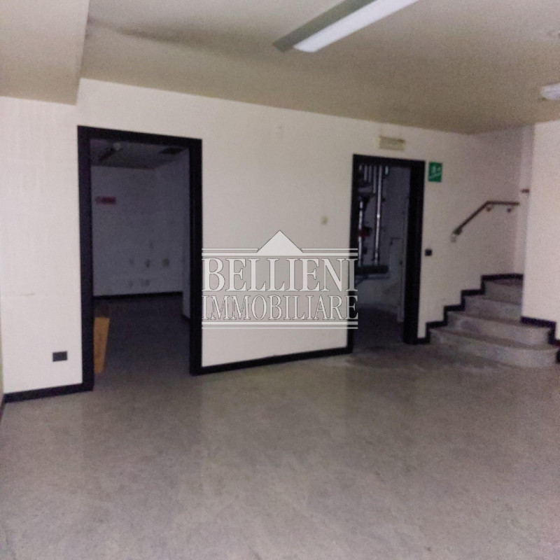 CORSO PADOVA - In posizione strategica e di grande passaggio, proponiamo elegante ufficio dispost...