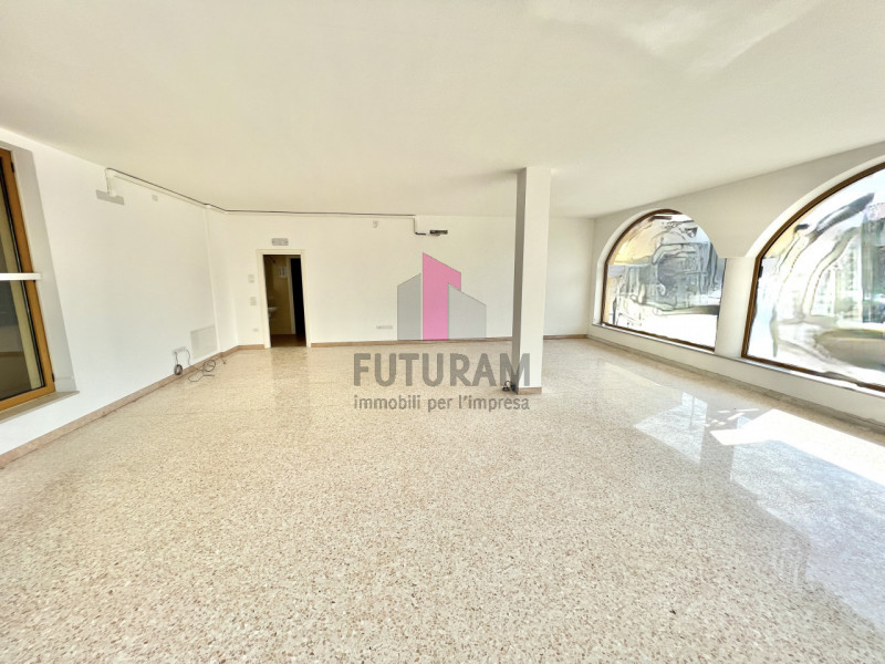 MAROSTICA - RIF. 049MAT - FUTURAM PER INFO 3403358378 - 0444/310220 

IN ZONA DI FORTE PASSAGGIO,...