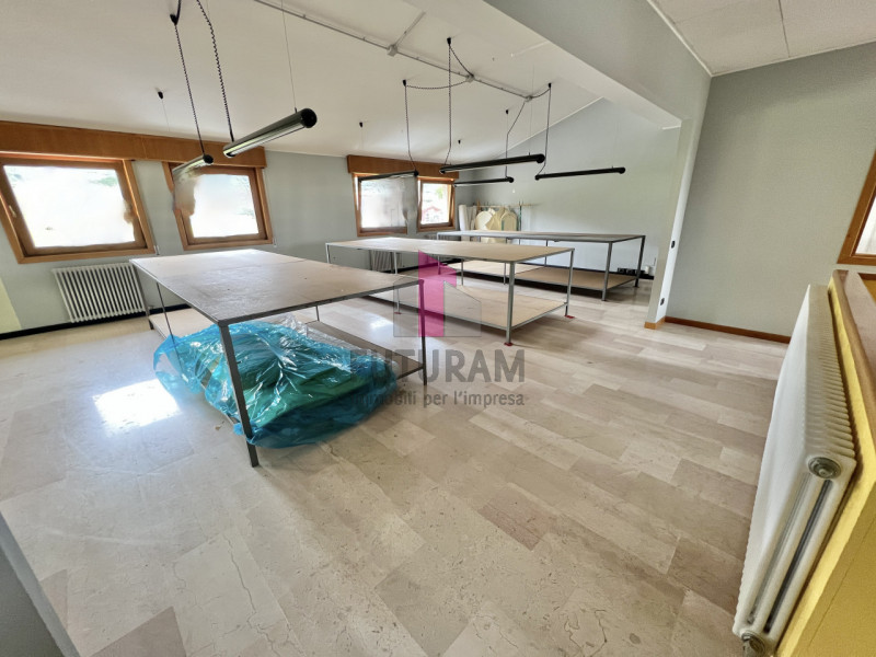 MAROSTICA - RIF.23BRU-FUTURAM PER INFO 0444/310220 - 392/9183796

IN ZONA DI FORTE PASSAGGIO, A M...